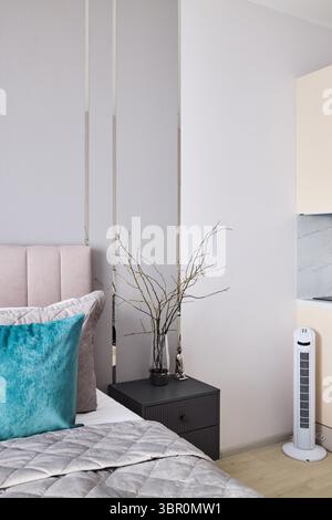 Un intérieur de chambre moderne magnifiquement conçu avec un décor élégant et tendance Banque D'Images