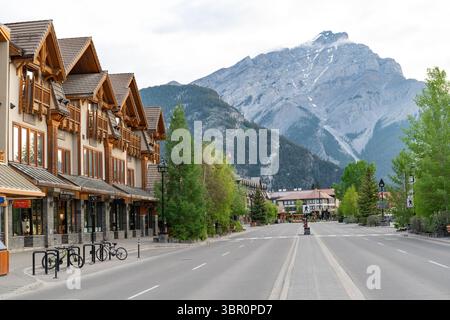 Rues désertes du centre-ville de Banff regardant vers Cascade Mountain, parc national Banff, Canada Banque D'Images