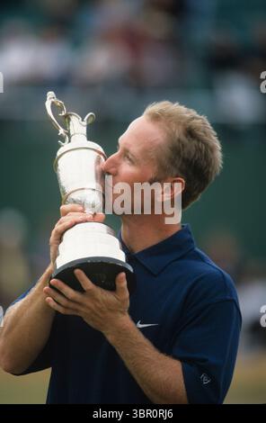 010722 ROYAL LYTHAM ST. ANNES, BLACKPOOL, UK/ PHOTO MARK NEWCOMBE/ THE OPEN CHAMPIONSHIP 2001 David Duval embrasse le trophée Banque D'Images