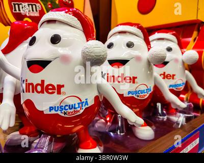 Chisinau, Moldavie - 19 novembre 2021 : Noël chocolat Kinder surprise oeufs sur l'étagère dans le supermarché. Kinder surprise fabriqué par COMPA italien Banque D'Images