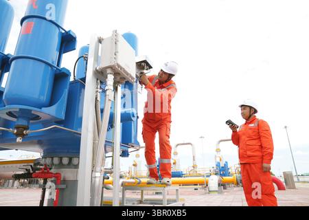 Heihe, province chinoise du Heilongjiang. 9 juillet 2025. Des travailleurs maintiennent une installation dans une station de gazoduc à Heihe, dans la province du Heilongjiang, au nord-est de la Chine, le 9 juillet 2025. En date du 10 juillet, le volume cumulé de transport de gaz de la section Chine du gazoduc de la route est Chine-Russie a dépassé les 100 milliards de mètres cubes. La section Chine du gazoduc commence à Heihe, une ville du nord-est du pays frontalier avec la Russie, et transporte le gaz naturel de Sibérie vers le sud jusqu'à Shanghai, le centre économique et financier de la Chine. Crédit : Wang Song/Xinhua/Alamy Live News Banque D'Images