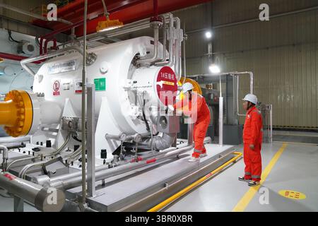 Heihe, province chinoise du Heilongjiang. 9 juillet 2025. Des travailleurs entretiennent un compresseur dans une station de gazoduc à Heihe, dans la province du Heilongjiang, au nord-est de la Chine, le 9 juillet 2025. En date du 10 juillet, le volume cumulé de transport de gaz de la section Chine du gazoduc de la route est Chine-Russie a dépassé les 100 milliards de mètres cubes. La section Chine du gazoduc commence à Heihe, une ville du nord-est du pays frontalier avec la Russie, et transporte le gaz naturel de Sibérie vers le sud jusqu'à Shanghai, le centre économique et financier de la Chine. Crédit : Wang Song/Xinhua/Alamy Live News Banque D'Images