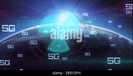 Affichage d'un signe de danger lumineux en orbite au-dessus de la Terre, montrant des hologrammes 5G flottants et un code binaire. Planète, technologie, cybersécurité, futurisme, innova Banque D'Images