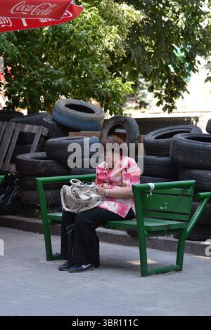 Juillet 2014 à Kiev (Kiev). La révolution de la dignité/Euromaïdan/Maidan continue dans les rues. Mémoriaux, barricades incendiées, campements subsistent. Banque D'Images