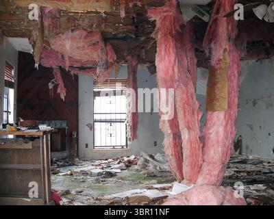 La Nouvelle-Orléans, LOUISIANE, États-Unis - 18 août 2006 : intérieur de la tanière de la maison gravement endommagé par le vent de l'ouragan Katrina et l'inondation de la brèche du canal de London Avenue qui a suivi. La photo a été prise moins d'un an après l'événement. La maison a ensuite été démolie. C'était dans le quartier de Gentilly, à deux pâtés de maisons du canal de London Avenue. La brèche du canal a laissé 9 pieds d'eau dans la rue. Et le vent souleva le toit de la maison. Banque D'Images