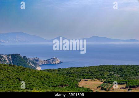 Vue panoramique sur le spectaculaire cap de Lefkada (cap Doukato), avec son phare blanc emblématique perché au sommet d'imposantes falaises blanches. Banque D'Images