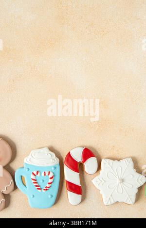Biscuits en pain d'épices avec décoration de glaçage. Nourriture de Noël. Tradition de cuisson le Holliday. Vue de dessus de la table. Fond d'espace de copie doux de Noël. Banque D'Images