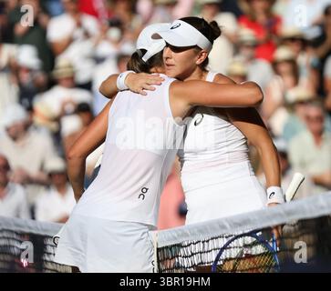 Londres, Royaume-Uni. 10 juillet 2025. La polonaise IgA Swiatek embrasse son adversaire Belinda Bencic après sa victoire dans son match de demi-finale le dixième jour des Championnats de Wimbledon 2025 à Londres le jeudi 10 juillet 2025. Swiatek a gagné le match 6-2, 6-0. Photo de Hugo Philpott/UPI crédit : UPI/Alamy Live News Banque D'Images