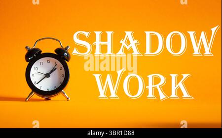 Symbole de travail d'ombre. Concept Words Shadow Work sur un beau fond orange avec réveil. Business et Shadow Work concept. Copier l'espace. Banque D'Images
