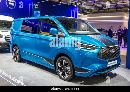 Fourgonnette électrique Ford E-transit Custom au salon européen de l'automobile. Bruxelles, Belgique - 13 janvier 2023. Banque D'Images