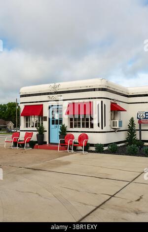 Carthage, Missouri, États-Unis - 18 juin 2025 - le motel historique Boots court, construit en 1939 et toujours ouvert aujourd'hui, sur la route 66 à Carthage, mis Banque D'Images