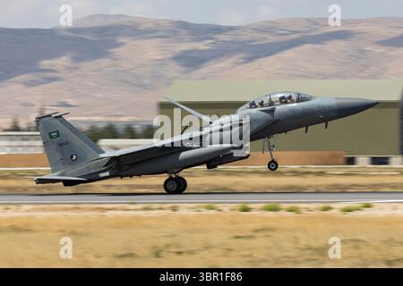 Un Boeing F-15SA de la Royal Saudi Air Force atterrit lors de l'exercice militaire Anatolian Eagle de 2025 à Konya, en Turquie Banque D'Images