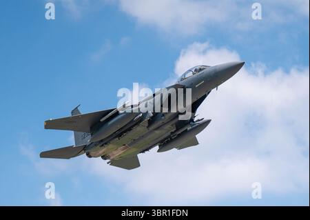 Un F-15E Strike Eagle de l'US Air Force, affecté au 336th Expeditionary Fighter Squadron, Seymour Johnson Air Force base, Caroline du Nord, survole Banque D'Images