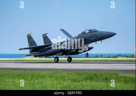 Un F-15E Strike Eagle de l'US Air Force, affecté au 336th Expeditionary Fighter Squadron, Seymour Johnson Air Force base, Caroline du Nord, atterrit à Ka Banque D'Images