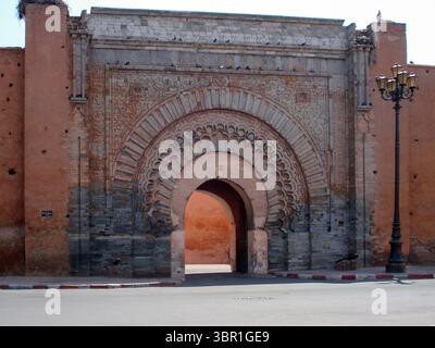 Vue sur Bab Agnaou, une porte en pierre ornée à Marrakech, Maroc, avec des détails architecturaux islamiques et des sculptures arabesques traditionnelles. Banque D'Images