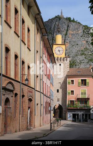 CASTELLANE, FRANCE -19 MAI 2025 – vue sur Castellane, un village historique dans les Alpes-de-haute-Provence dans le sud-est de la France, connu sous le nom de la porte d'entrée Banque D'Images
