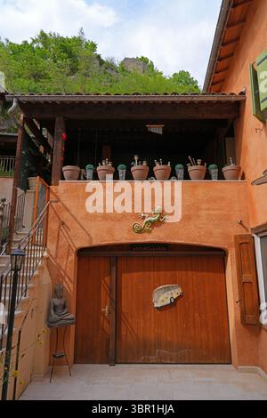 CASTELLANE, FRANCE -19 MAI 2025 – vue sur Castellane, un village historique dans les Alpes-de-haute-Provence dans le sud-est de la France, connu sous le nom de la porte d'entrée Banque D'Images