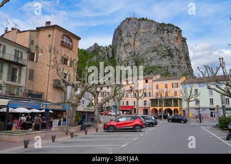 CASTELLANE, FRANCE -19 MAI 2025 – vue sur Castellane, un village historique dans les Alpes-de-haute-Provence dans le sud-est de la France, connu sous le nom de la porte d'entrée Banque D'Images