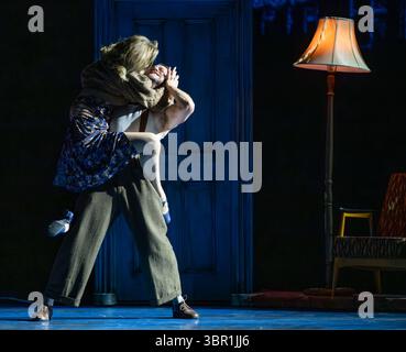 (Editorial Press Only - No Books) Sadlers Wells Theatre, Londres, Royaume-Uni. 25 juin 2025. Sadler's Wells, Universal Music & Extended Play's Quadrophenia, a Mod Ballet est au Sadler's Wells Theatre du 24 juin au 13 juillet 2025. En 1973, Pete Townshend, génie du rock brisant la guitare, écrit l'album Quadrophenia. Enregistré par The Who - il est rapidement devenu un album emblématique et à plusieurs millions de ventes. Quadrophenia a défini une génération et a inspiré en 1979 le film culte classique du même nom. Maintenant, il est de retour - cette fois comme une production de danse explosive - Quadrophenia, a Mod Ballet - avec A. Banque D'Images
