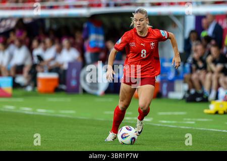 Genève, Suisse. 10 juillet 2025. GENÈVE, SUISSE - 10 JUILLET : Nadine Riesen de Suisse court avec le ballon lors du match de l'UEFA Women's EURO 2025 Group A entre la Finlande et la Suisse au stade de Genève le 10 juillet 2025 à Genève, Suisse. (Photo de Leiting Gao/BSR Agency) crédit : BSR Agency/Alamy Live News Banque D'Images