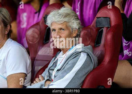 Genève, Suisse. 10 juillet 2025. GENÈVE, SUISSE - 10 JUILLET : L'entraîneur suisse Pia Sundhage regarde pendant le match de L'UEFA Women's EURO 2025 Group A entre la Finlande et la Suisse au stade de Genève le 10 juillet 2025 à Genève, Suisse. (Photo de Leiting Gao/BSR Agency) crédit : BSR Agency/Alamy Live News Banque D'Images