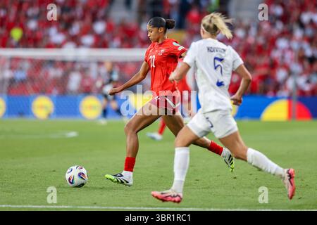 Genève, Suisse. 10 juillet 2025. GENÈVE, SUISSE - 10 JUILLET : Sydney Schertenleib tire au but lors du match du groupe A féminin de l'UEFA EURO 2025 entre la Finlande et la Suisse au stade de Genève le 10 juillet 2025 à Genève, Suisse. (Photo de Leiting Gao/BSR Agency) crédit : BSR Agency/Alamy Live News Banque D'Images