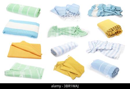 Différentes serviettes de plage sur fond blanc, ensemble Banque D'Images