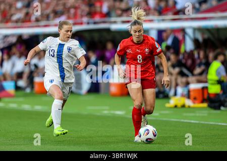 Genève, Suisse. 10 juillet 2025. GENÈVE, SUISSE - 10 JUILLET : Nadine Riesen de Suisse court avec le ballon lors du match de l'UEFA Women's EURO 2025 Group A entre la Finlande et la Suisse au stade de Genève le 10 juillet 2025 à Genève, Suisse. (Photo de Leiting Gao/BSR Agency) crédit : BSR Agency/Alamy Live News Banque D'Images