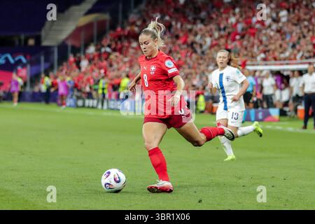Genève, Suisse. 10 juillet 2025. GENÈVE, SUISSE - 10 JUILLET : Nadine Riesen de Suisse court avec le ballon lors du match de l'UEFA Women's EURO 2025 Group A entre la Finlande et la Suisse au stade de Genève le 10 juillet 2025 à Genève, Suisse. (Photo de Leiting Gao/BSR Agency) crédit : BSR Agency/Alamy Live News Banque D'Images