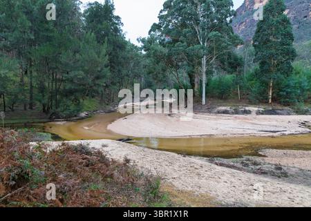 Photographie de la rivière Capertee à des niveaux très bas traversant la vallée de Capertee après des dégâts importants causés par les inondations dans le parc national de Wollemi. Banque D'Images
