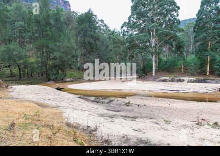 Photographie de la rivière Capertee à des niveaux très bas traversant la vallée de Capertee après des dégâts importants causés par les inondations dans le parc national de Wollemi. Banque D'Images