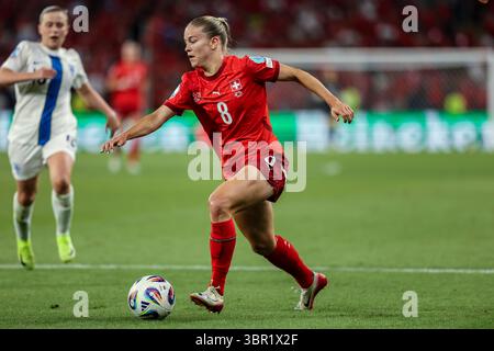 Genève, Suisse. 10 juillet 2025. GENÈVE, SUISSE - 10 JUILLET : Nadine Riesen de Suisse court avec le ballon lors du match de l'UEFA Women's EURO 2025 Group A entre la Finlande et la Suisse au stade de Genève le 10 juillet 2025 à Genève, Suisse. (Photo de Leiting Gao/BSR Agency) crédit : BSR Agency/Alamy Live News Banque D'Images