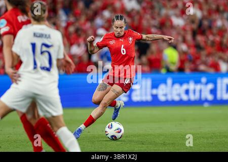 Genève, Suisse. 10 juillet 2025. GENÈVE, SUISSE - 10 JUILLET : la Suisse Geraldine Reuteler court avec le ballon lors du match de l'UEFA Women's EURO 2025 Group A entre la Finlande et la Suisse au stade de Genève le 10 juillet 2025 à Genève, Suisse. (Photo de Leiting Gao/BSR Agency) crédit : BSR Agency/Alamy Live News Banque D'Images
