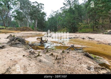 Photographie de la rivière Capertee à des niveaux très bas traversant la vallée de Capertee après des dégâts importants causés par les inondations dans le parc national de Wollemi. Banque D'Images