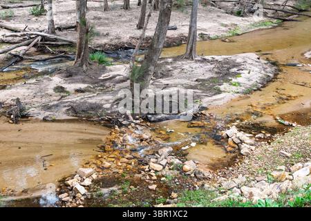Photographie de la rivière Capertee à des niveaux très bas traversant la vallée de Capertee après des dégâts importants causés par les inondations dans le parc national de Wollemi. Banque D'Images