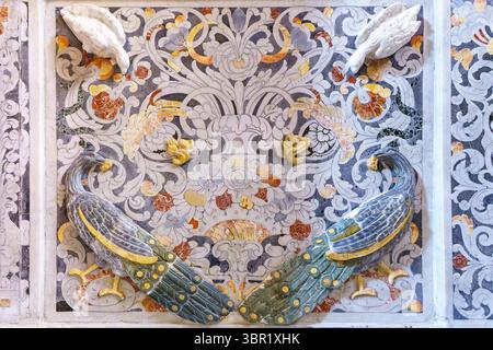 Détail d'une incrustation de marbre complexe et d'un relief en stuc de l'intérieur de l'église de Gesù (Casa Professa) à Palerme, Sicile. L'œuvre baroque Banque D'Images