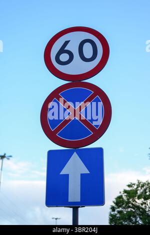 Panneau routier indiquant une limite de vitesse de 60 km/h, un symbole d'interdiction d'arrêt et un panneau indiquant uniquement la circulation en ligne droite Banque D'Images