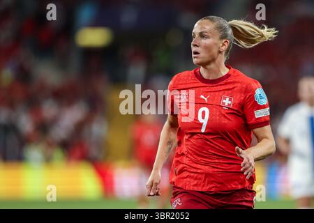 Genève, Suisse. 10 juillet 2025. GENÈVE, SUISSE - 10 JUILLET : Ana-Maria Crnogorcevic, Suisse, regarde le match de l'UEFA Women's EURO 2025 Group A entre la Finlande et la Suisse au stade de Genève le 10 juillet 2025 à Genève, Suisse. (Photo de Leiting Gao/BSR Agency) crédit : BSR Agency/Alamy Live News Banque D'Images