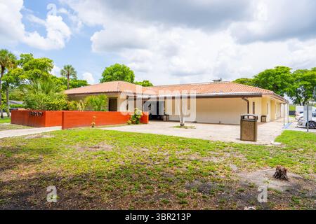 Miami Lakes, FL, États-Unis - 7 juillet 2025 : bâtiment de la bibliothèque publique de Miami Lakes Banque D'Images