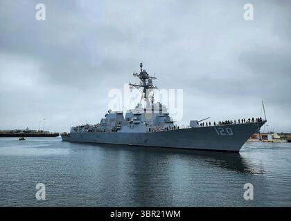 Port Hueneme, États-Unis. 10 juin 2025. Le destroyer Carl M. Levin, de classe Arleigh Burke, effectue une escale de routine à la base navale du comté de Ventura, le 10 juin 2025 à Port Hueneme, en Californie. Crédit : EM2 Ace-Addison Tapit/U.S. Navy photo/Alamy Live News Banque D'Images