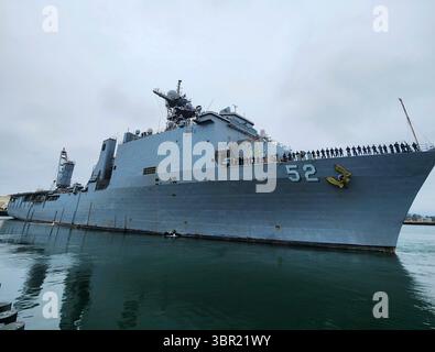 Port Hueneme, États-Unis. 13 juin 2025. Le navire de débarquement USS Pearl Harbor de la classe Ferry de l'US Navy Harpers effectue une escale de routine à la base navale du comté de Ventura, le 13 juin 2025 à Port Hueneme, en Californie. Crédit : EM2 Ace-Addison Tapit/U.S. Navy photo/Alamy Live News Banque D'Images