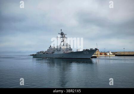Port Hueneme, États-Unis. 10 juin 2025. Le destroyer Carl M. Levin, de classe Arleigh Burke, effectue une escale de routine à la base navale du comté de Ventura, le 10 juin 2025 à Port Hueneme, en Californie. Crédit : EM2 Ace-Addison Tapit/U.S. Navy photo/Alamy Live News Banque D'Images