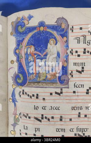 Page manuscrite enluminée avec miniature de la Résurrection du Christ, notation initiale décorée et chantée grégorienne, Italie, XIVe-XVe siècle. Banque D'Images