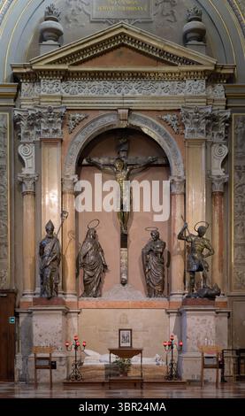 Autel crucifix avec sculptures en bronze de Baroncelli et Paris, XVe s., ossature architecturale de Pasetti, cathédrale Saint-Georges, Ferrare, Italie. Banque D'Images