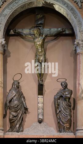 Autel crucifix avec sculptures en bronze de Baroncelli et Paris, XVe s., ossature architecturale de Pasetti, cathédrale Saint-Georges, Ferrare, Italie. Banque D'Images