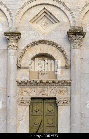 Madone intronisée à l'enfant, sculptée dans le marbre au-dessus du portail, église de Santa Maria Forisportam, Lucca, Toscane, Italie. Banque D'Images