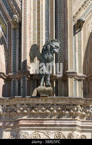 Statue en bronze du lion ailé, symbolisant Saint Marc l'évangéliste, sur la façade de la cathédrale d'Orvieto, en Italie. Créé par Lorenzo Maitani et son Banque D'Images