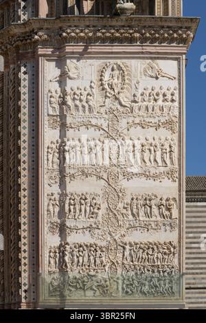 Bas-relief représentant la création d'Adam, Cathédrale d'Orvieto, Italie. Sculpté par Lorenzo Maitani (1300-1330), mettant en valeur la création biblique narrati Banque D'Images
