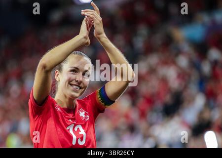 Genève, Suisse. 10 juillet 2025. GENÈVE, SUISSE - 10 JUILLET : Lia Walti de Suisse remercie les fans pour leur soutien lors du match du groupe A De l'UEFA Women's EURO 2025 entre la Finlande et la Suisse au stade de Genève le 10 juillet 2025 à Genève, Suisse. (Photo de Leiting Gao/BSR Agency) crédit : BSR Agency/Alamy Live News Banque D'Images