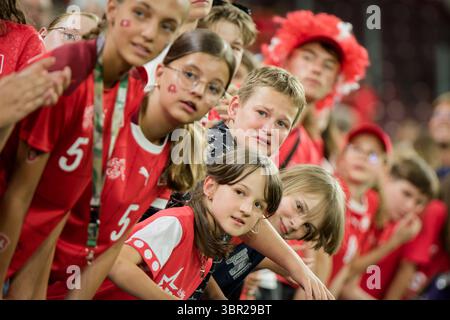 Genève, Suisse. 10 juillet 2025. Genève, Suisse, 10 juillet 2025 : les fans suisses après le match UEFA Womens EURO 2025 Group A entre la Finlande et la Suisse au stade de Genève, en Suisse. (Pedro Porru/SheKicks/SPP) crédit : SPP Sport Press photo. /Alamy Live News Banque D'Images